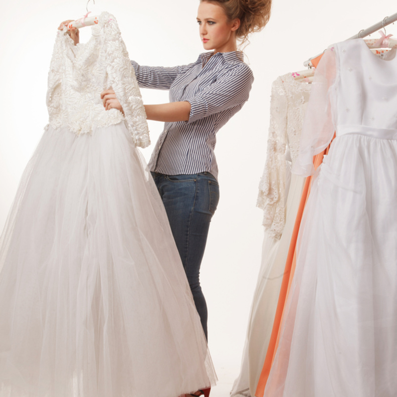 عند اختيار فستان الزفاف يجب ان تأخذي برأي احدى المقربات منك