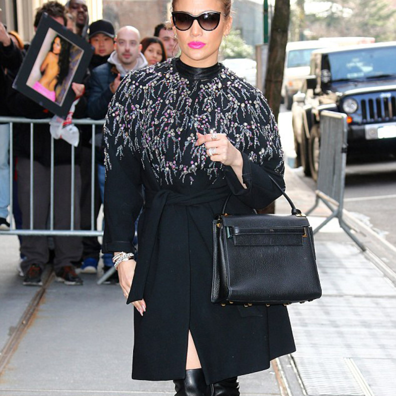 احدث ازياء جنيفر لوبيز مع موضة المعاطف الكلاسيكية