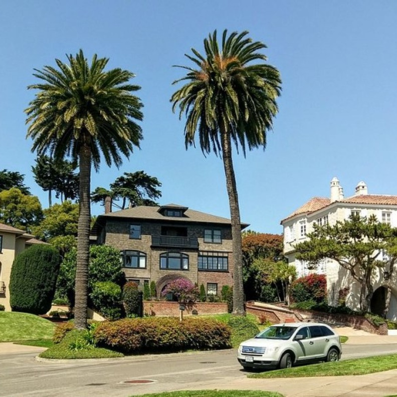 مستثمر يستغل ثغرة بـ 14 دولار لشراء شارع يضم قصورا بالملايين