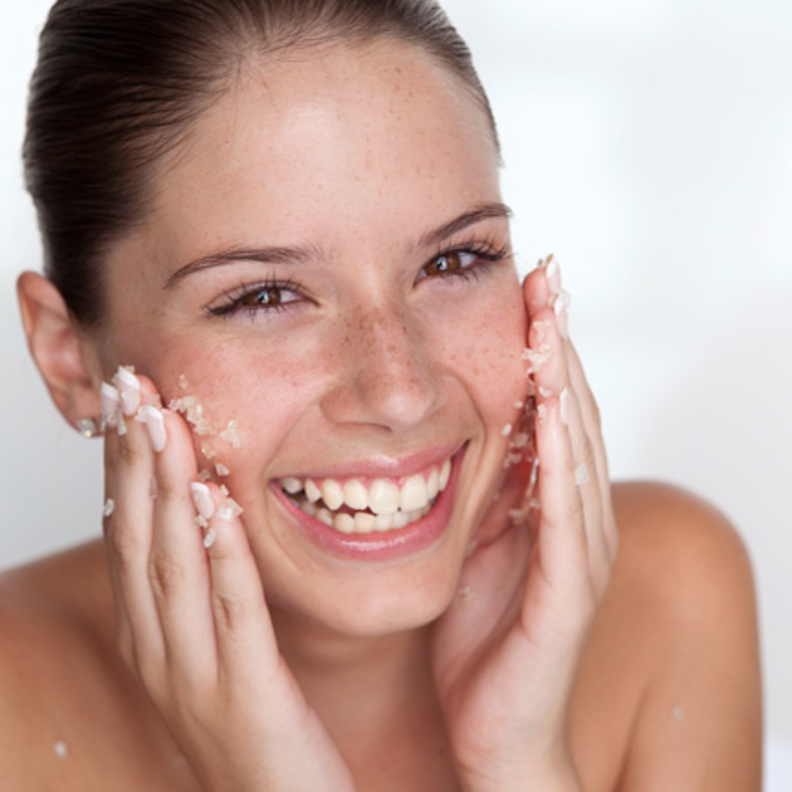 يمكنك استخدام الطماطم كمقشر طبيعي