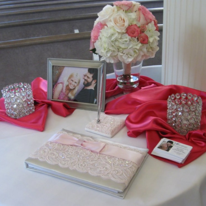 طاولات استقبال تتضمن فكرة تدوين الذكريات بطريقة ناعمة