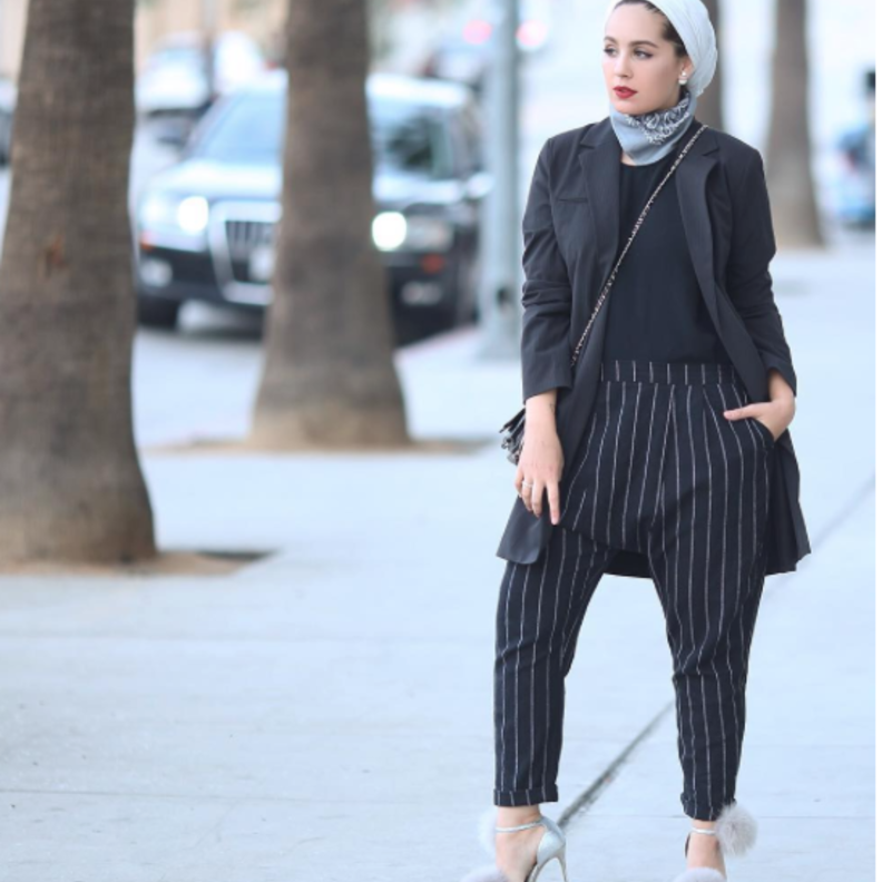 البنطلون الشروال الكاجوال باللون الأسود نسّقته زيزي بأسلوب شبابي وعملي