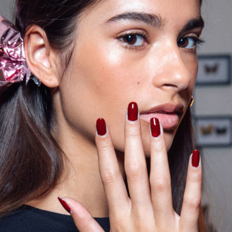 الوان اظافر حمراء مع الدوائر السوداء