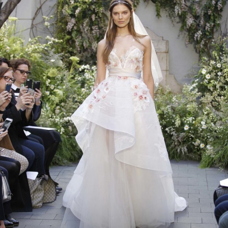 فساتين افراح 2017 مطرزة بنقشات الورود الناعمة من مجموعة نعيم خان Naeem Khan