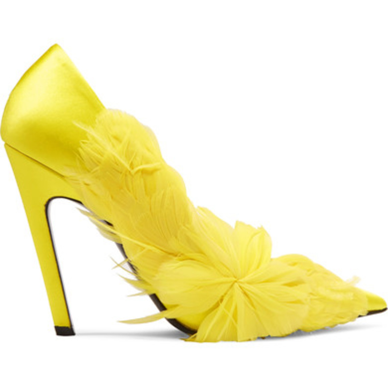 صور اكسسوارات 2017 مع الأحذية الملفتة بتفاصيل من الريش من بالنسياغا BALENCIAGA