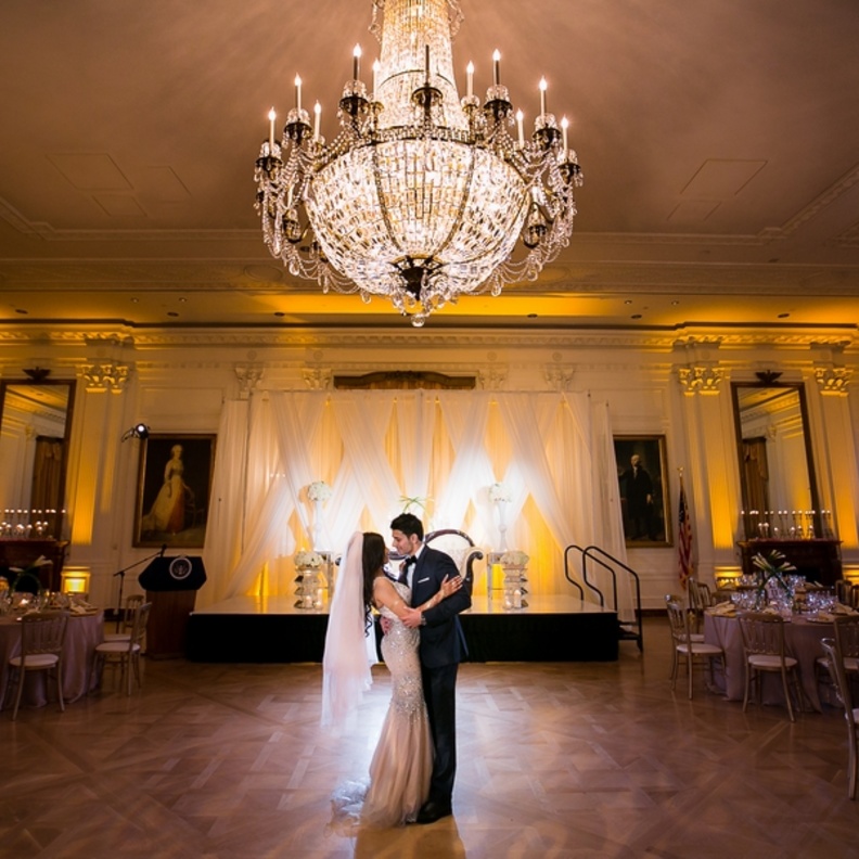 الخيار الآخر وهو الأكثر تكلفة هو القيام بإضافة ثريات لقاعة الحفلات التي ستقيمن فيها حفل زفافك