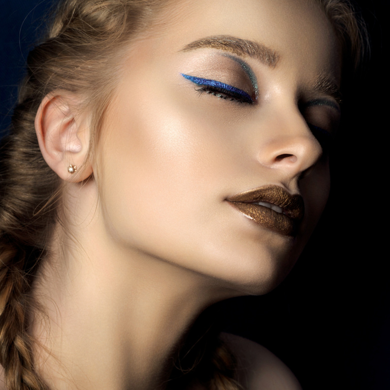 درجات اللون الأزرق لمظهر عيون أكبر