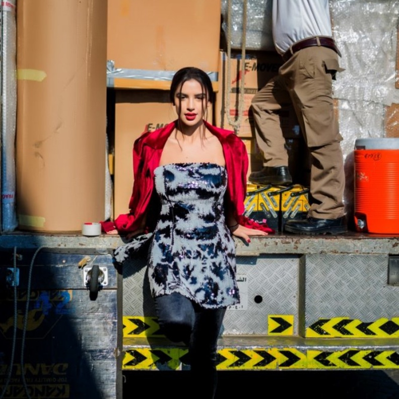 مصممة الأزياء رانيا فواز تدمج الأقمشة مع الزخرفات واللون الأحمر