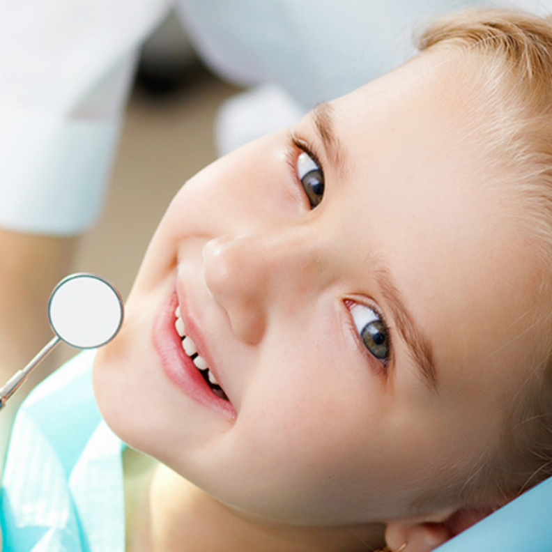 تفريش الأسنان العمودي أهم عامل للحفاظ على أسنان الأطفال الدائمية