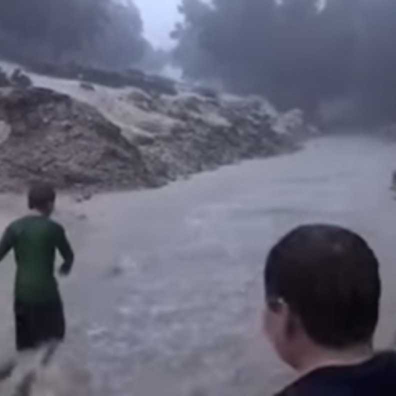 الأبن الأكبر يرفض الإقتراب من المياه الجارية.