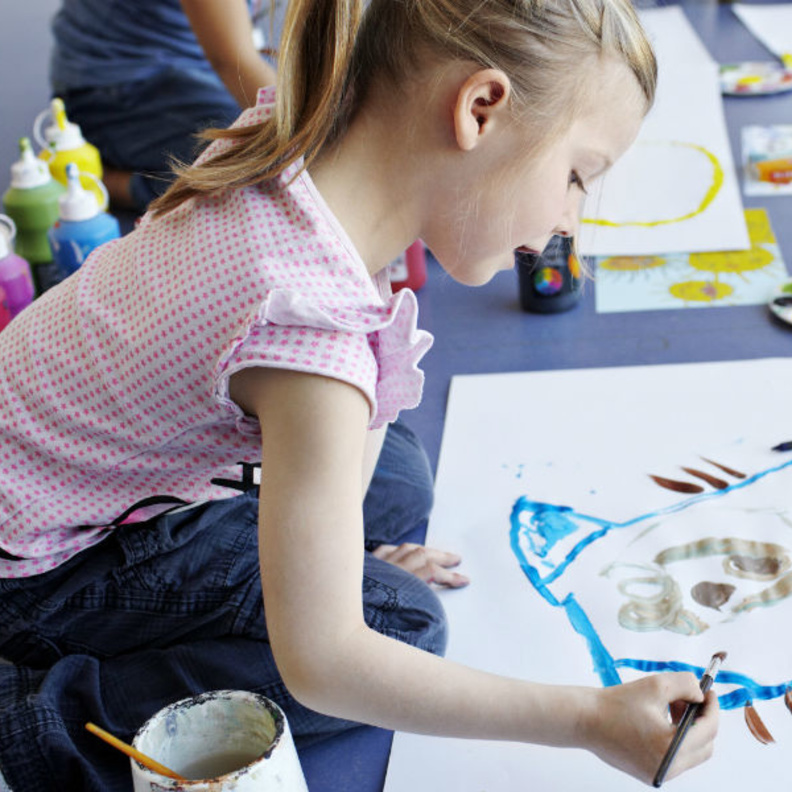 مشاركة الطفل في ورشات فنية