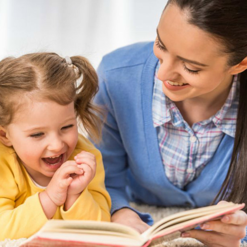 قصص الأطفال ضرورة هكذا تدخلينها إلى عالم طفلك