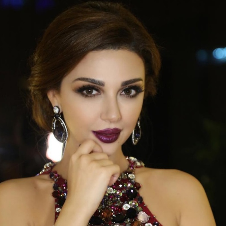 تألقي بالأقراط الماسية الطويلة كالنجمة نجوى كرم