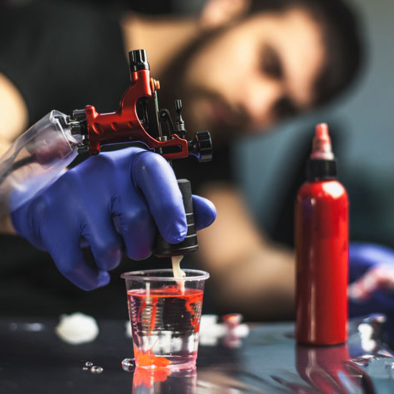 الألوان المستخدمة في الوشم تسبب حساسية جلدية