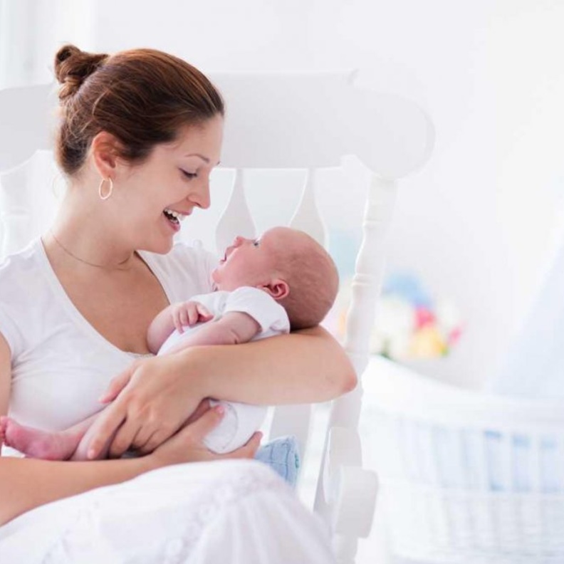 لبن الأم ينقل بكتريا مفيدة لحماية أمعاء الطفل 