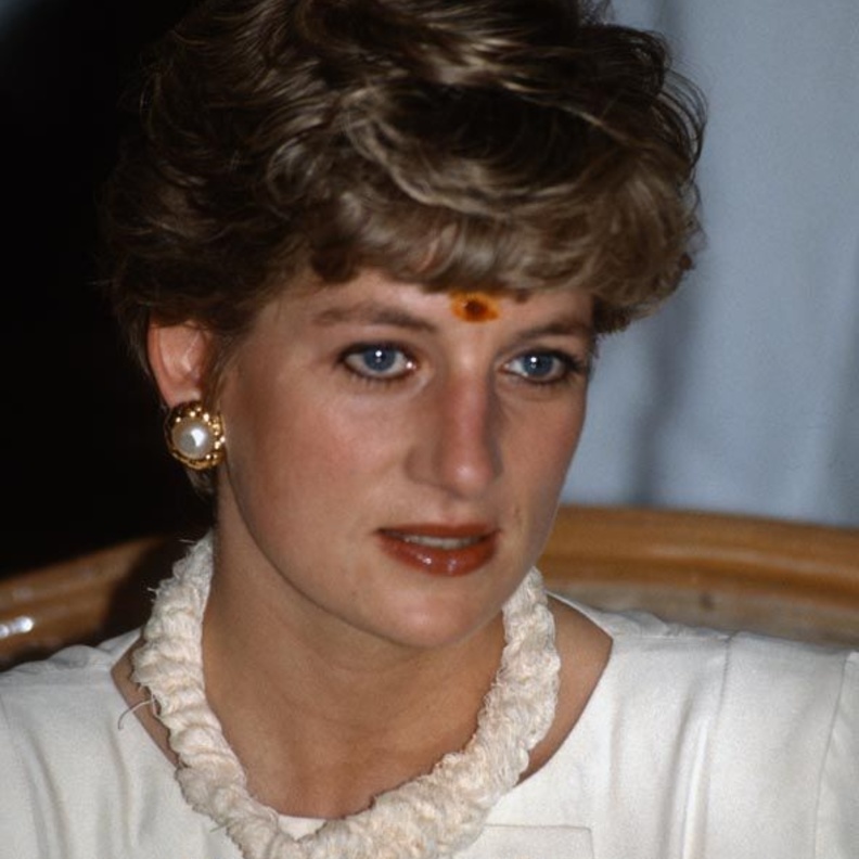 الأميرة ديانا كانت تسير على الرمل بالكعب العالي