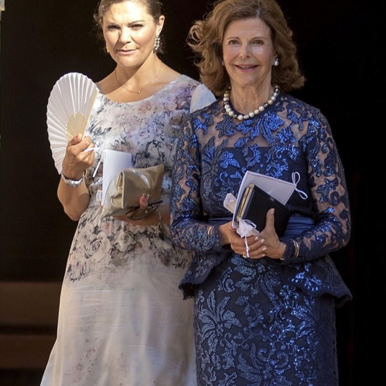 ملكة السويد وولية العهد تسرقان الأضواء في حفل زفاف في مايوركا