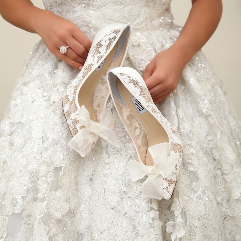 العقدة الأنثوية تزين حذاء العروس للمصممة ايميه بطرس