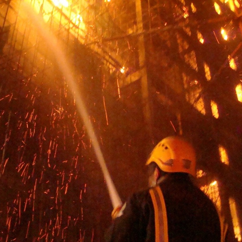 فرق الإنقاذ نقلت المرأة بمروحية خاصة للطوارئ