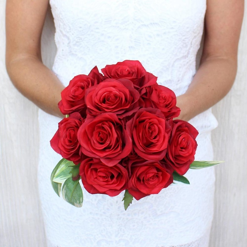 اللون الاحمر في بوكيه الزفاف يحتفل بعيد الحب