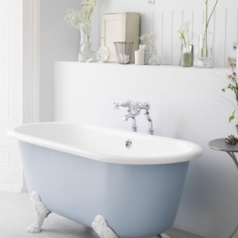 حوض الاستحمام باللون الأزرق الباستيل