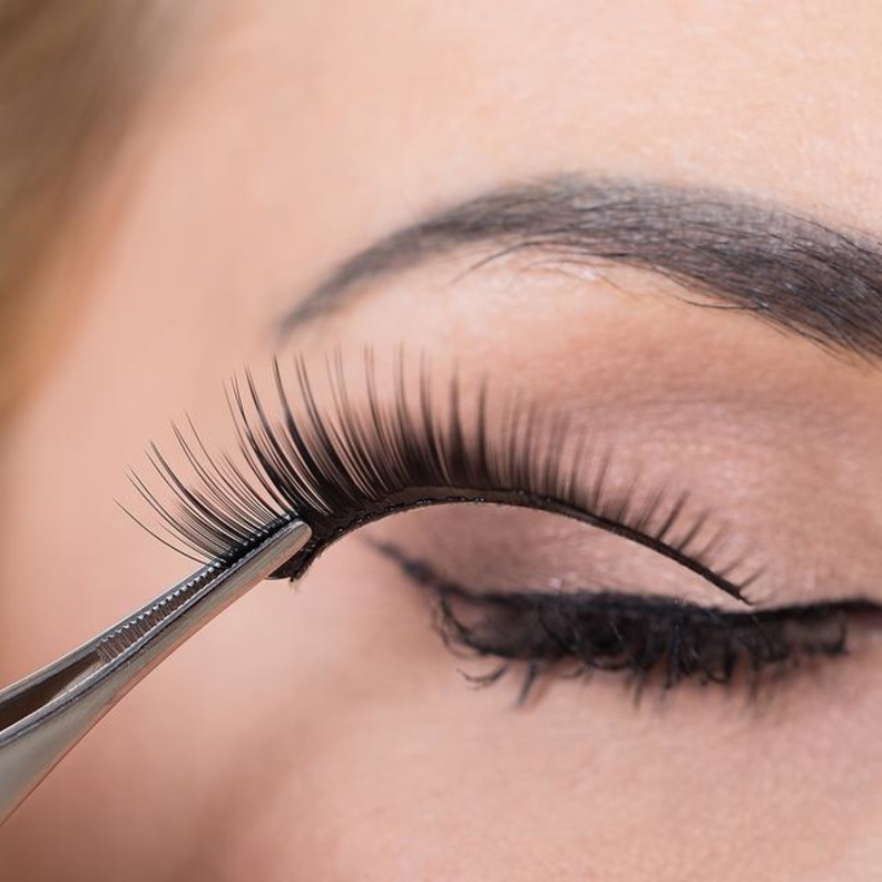 الرموش الاصطناعية تضعف المسام