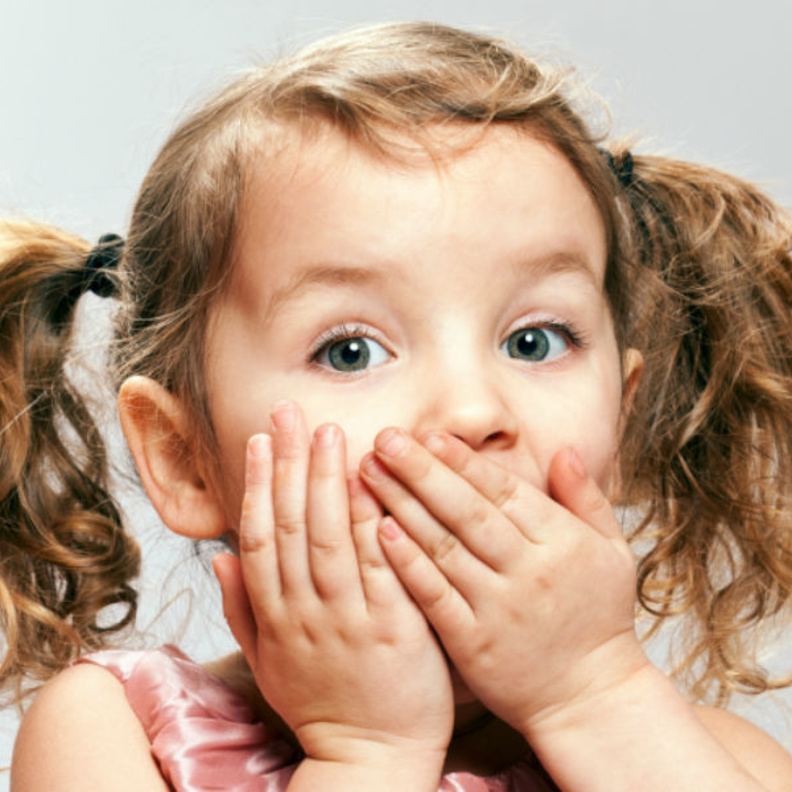 يجب أن يجاب الطفل عن اسئلة الولادة و الجنس و البلوغ بحسب عمره