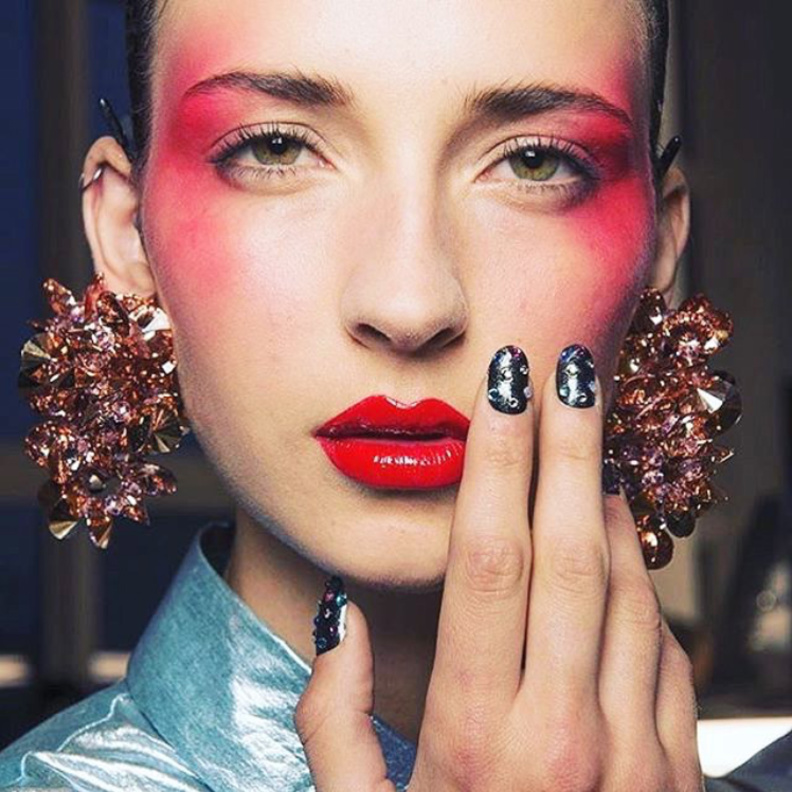 اكسسوارات ذهبية تخفي المناكير بأسلوب جورج حبيقة