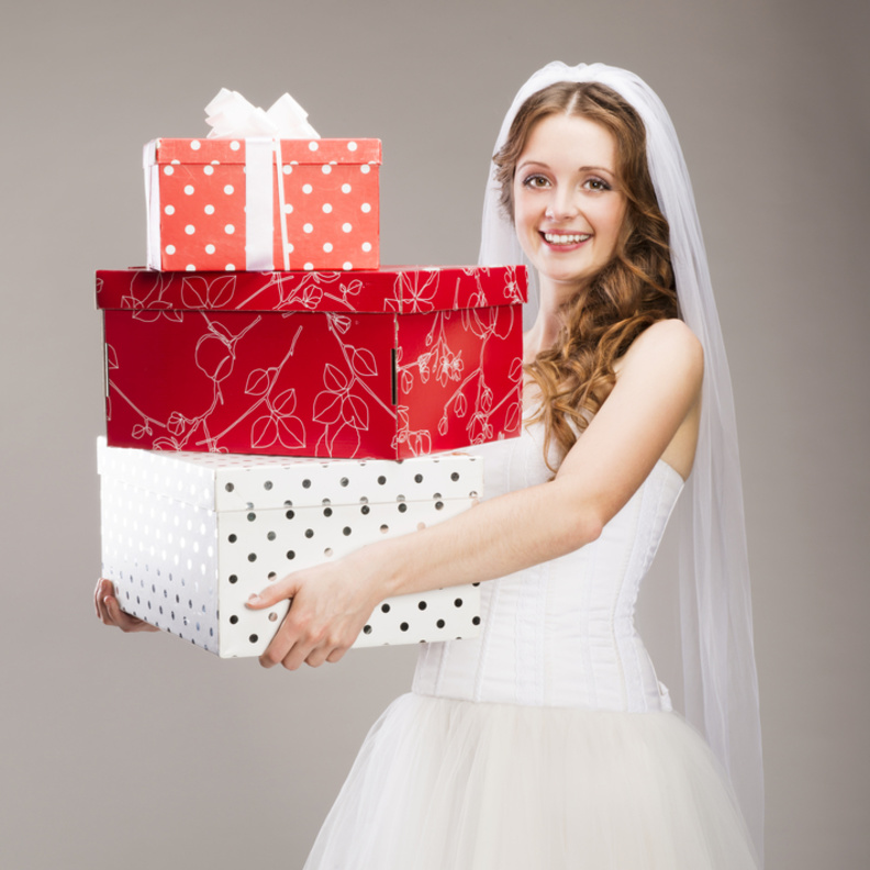 الهدايا الاقرب الى قلب العروس تلك التي يتم تغليفها بطريقة مميزة