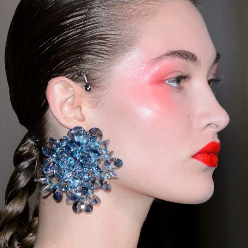 احدث الاكسسوارات مع الأقراط البارزة من دار كنزو kenzo