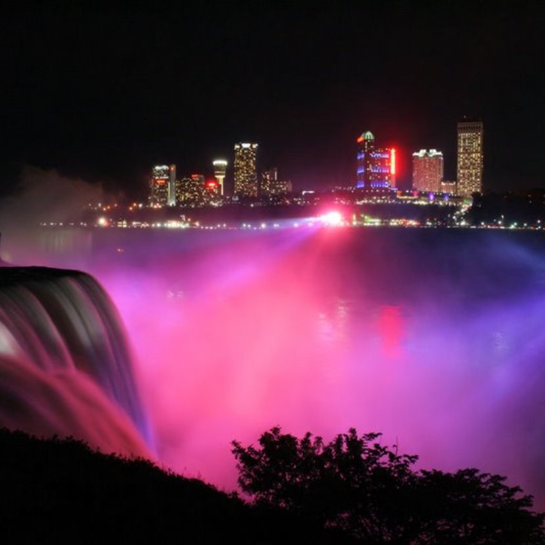 القسم الامريكي من شلالات نياغارا ليلا