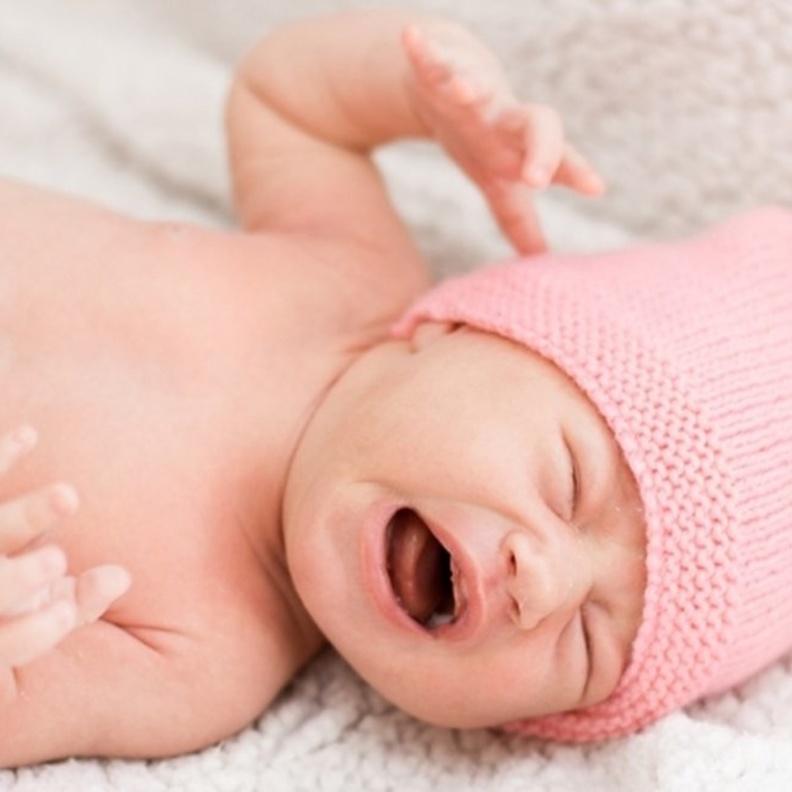 مارسي الرياضة بمشاركة طفلك الرضيع لزيادة حركته لعلاج الامساك