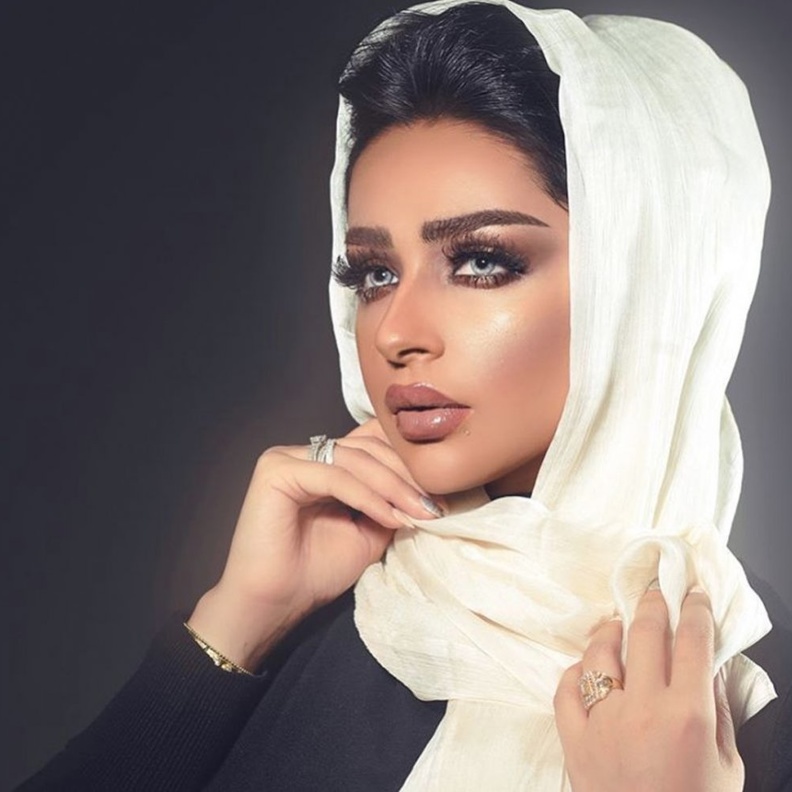 تميزت أمل الانصاري بمكياجها المميز الاحترافي