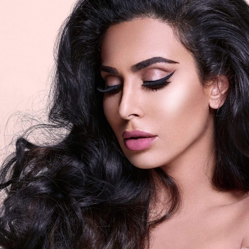 رسم الايلاينر المجنح بطريقة هدي قطان مع المكياج البارز.