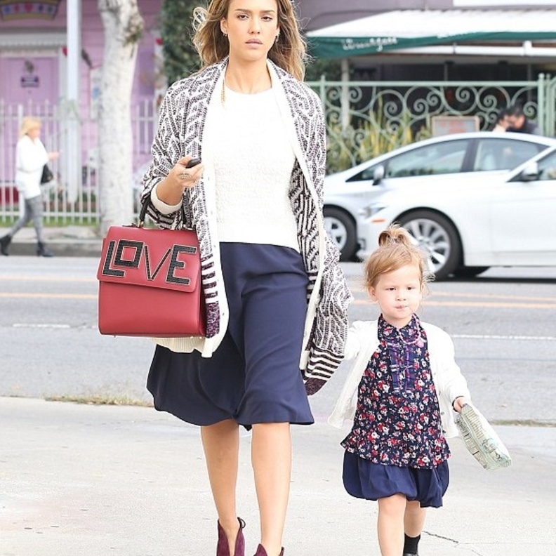 كاتي هولمز Katie Holmes وابنتها يرتديان القميص المربعة