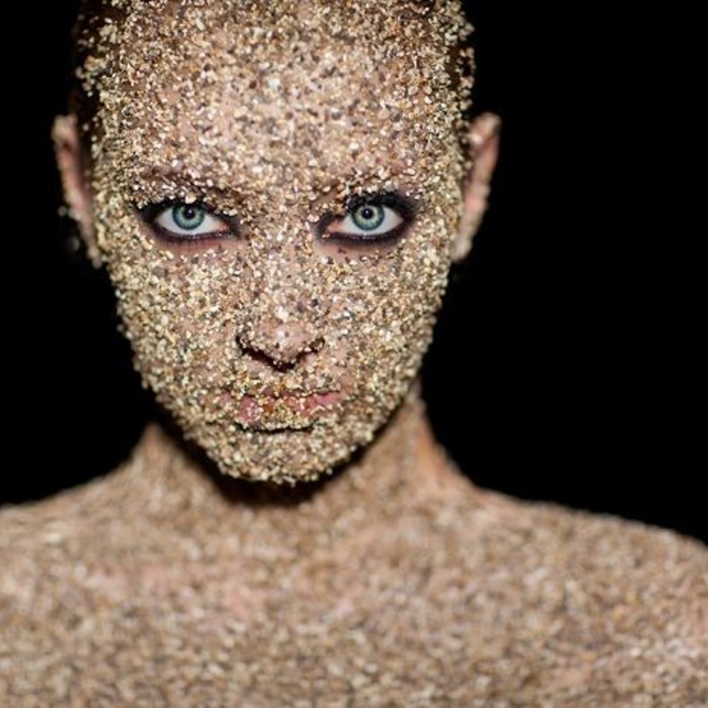 رمل البحر مفيد في تقشير البشرة