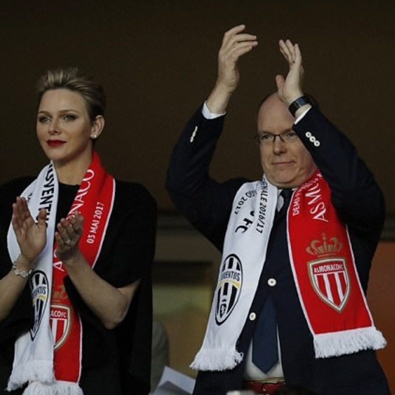 الأمير البرت والأميرة تشارلين يشجعان موناكو في دوري أبطال أوروبا