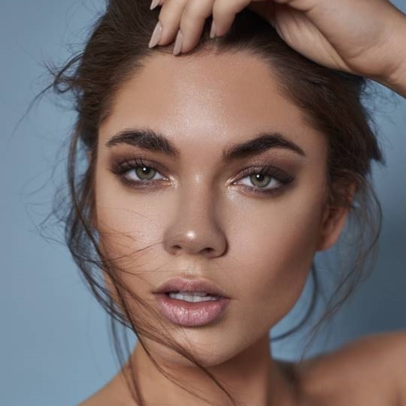 اعتمدي على الهايلايتر في مكياجك