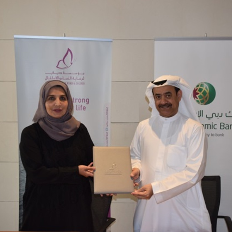 عفراء البسطي وعبد الرزاق العبدالله خلال توقيع الإتفاقية