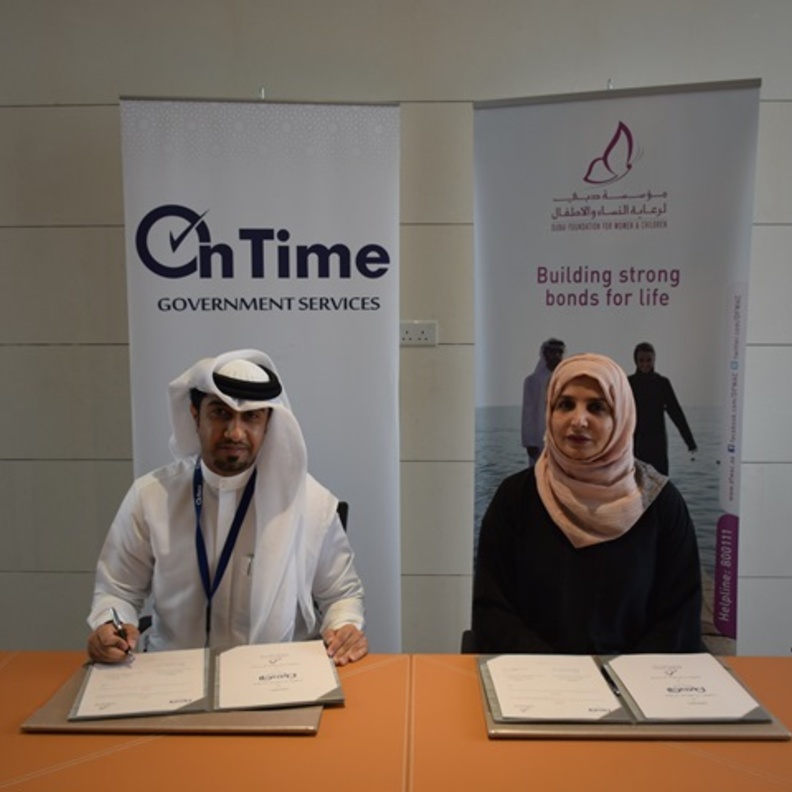 عفراء البسطي وفيصل عبد الكريم خلال توقيع الإتفاقية