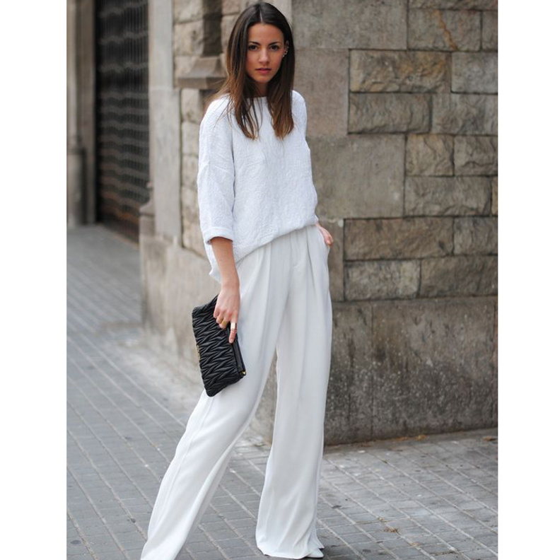 اختاري البنطلون الواسع باللون الأبيض ونسقيع مع توب بيضاء لاطلالة راقية وعصرية