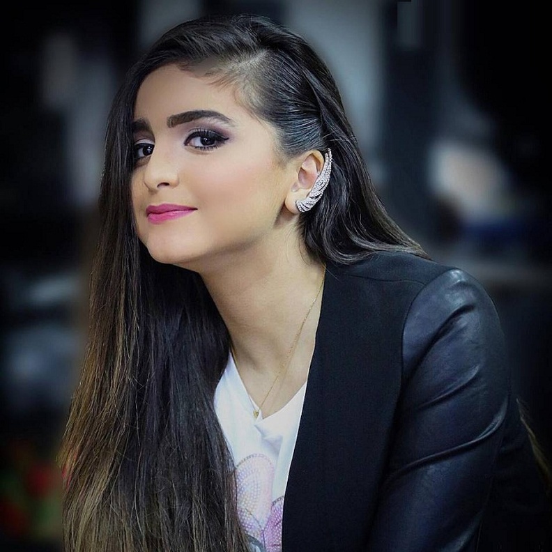 حلا الترك تتلقى معايدات من جدتها وشقيقها