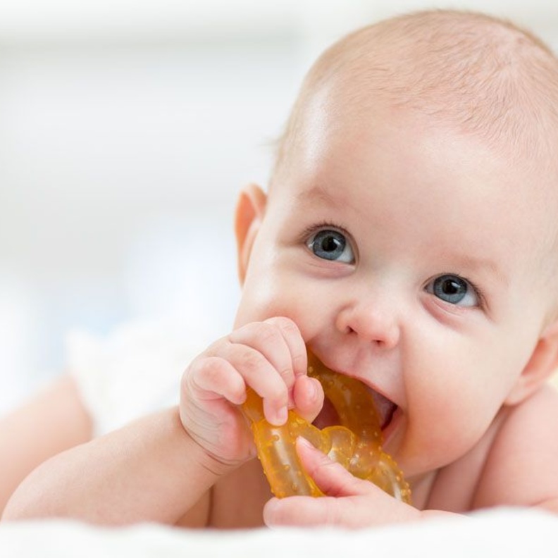 اعراض التسنين عند الاطفال ومشاكله وطرق التعامل معها