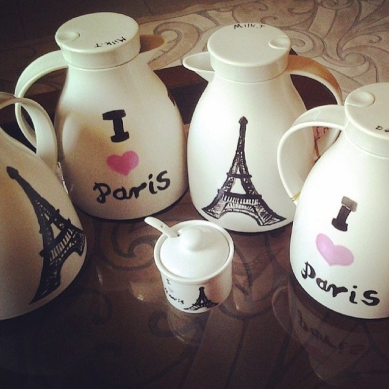 رسم التشكيلية بيان عبدالله على اباريق القهوة