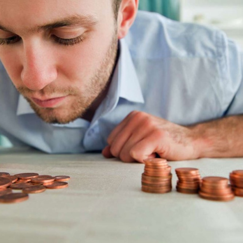 كيفية التعامل مع الزوج البخيل مادياً وعاطفياً