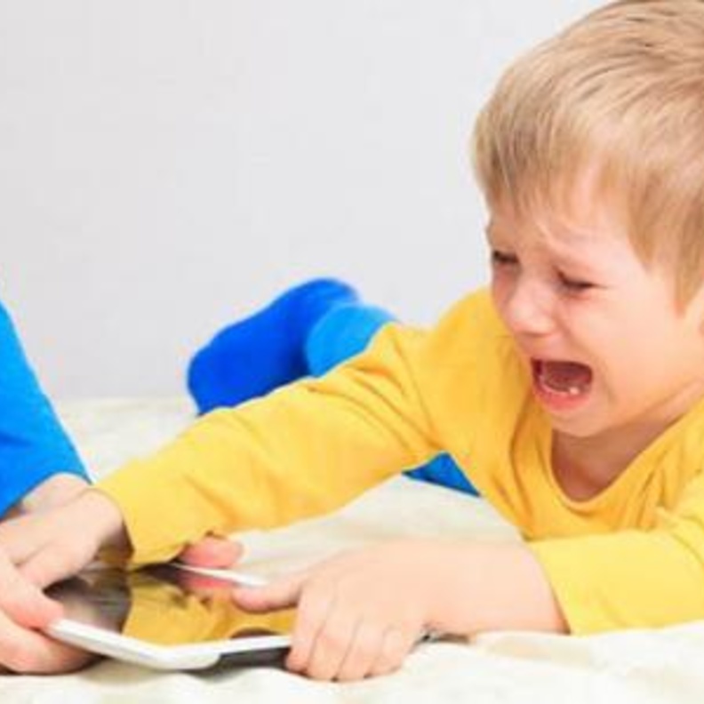 كيفية التعامل مع الطفل العنيد والعصبي في عمر الثلاث سنوات