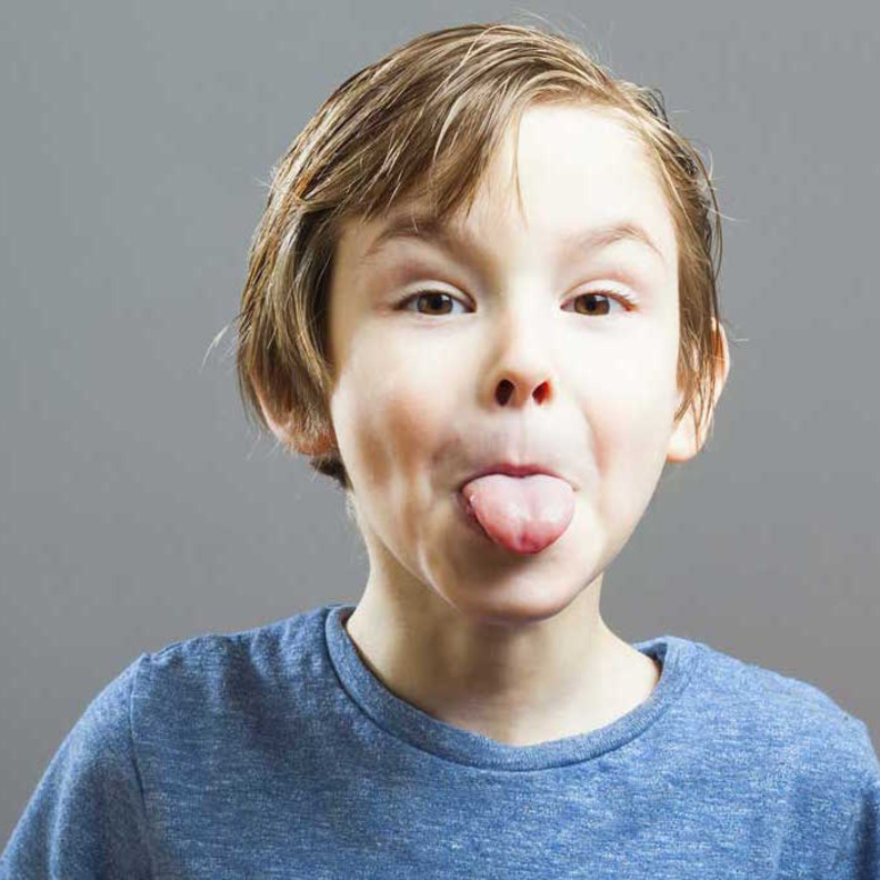 الحذر من الصراخ على الطفل المشاغب والتحدث معه بهدوء