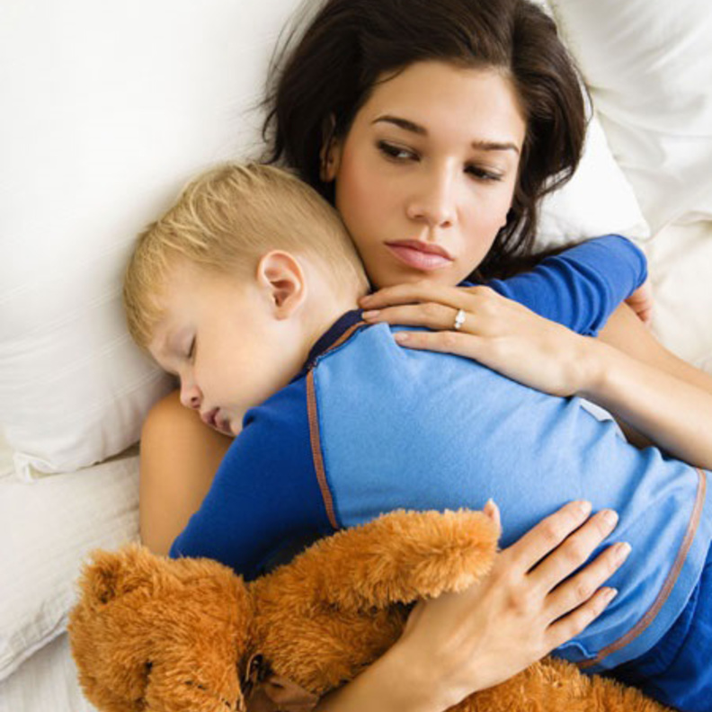 من الخطأ محاولة الأم نهر الطفل وإقناعه بأن الخادمة ليست من الأسرة