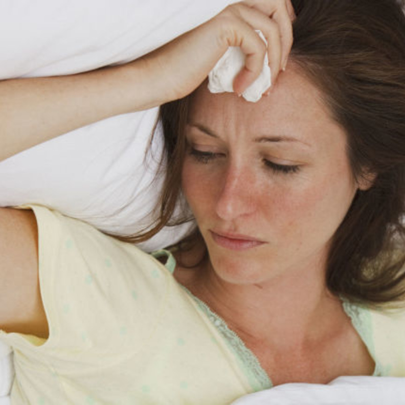 التعرق الليلي يحدث بسبب إنقطاع الطمث