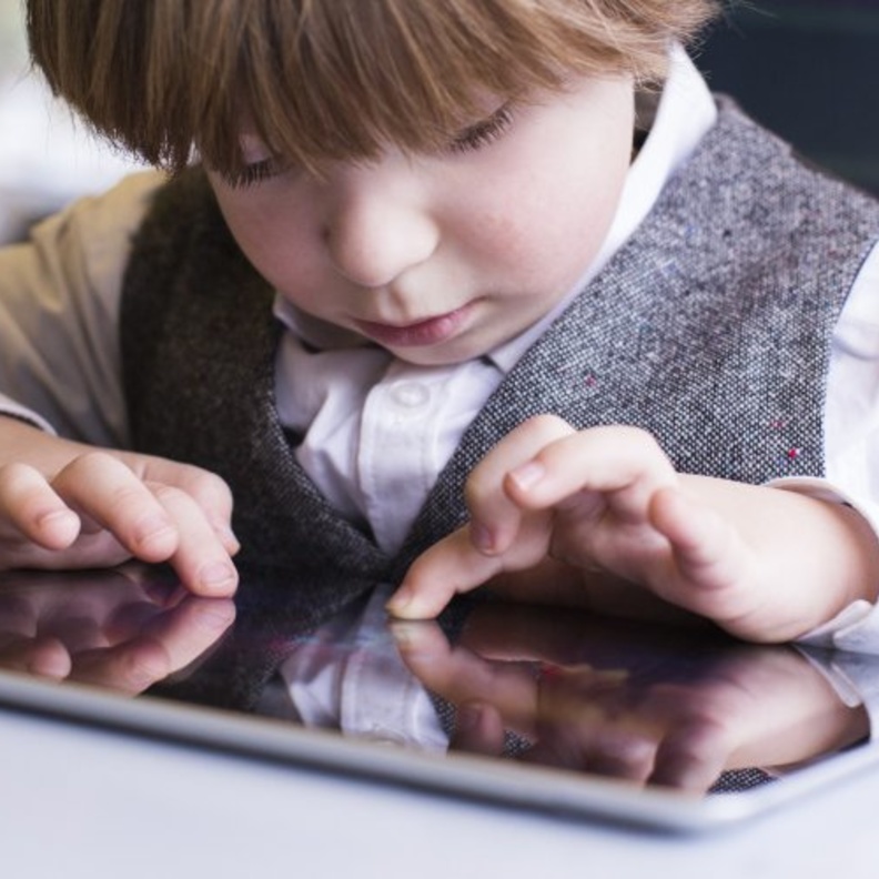 من اثر التكنولوجيا السلبي على صحة وعضلات ورقبة الطفل 